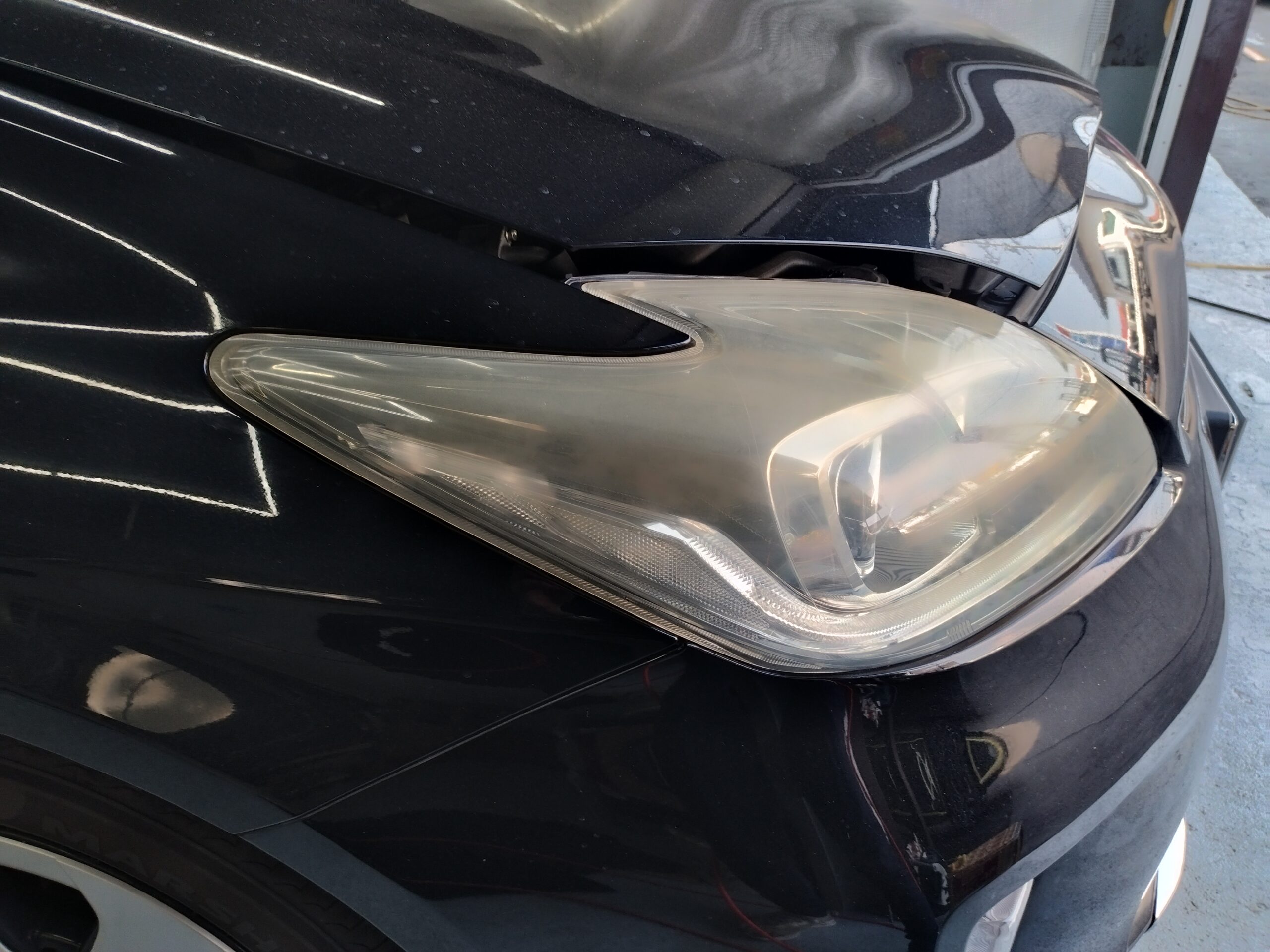 prius‐headlight-before‐polish