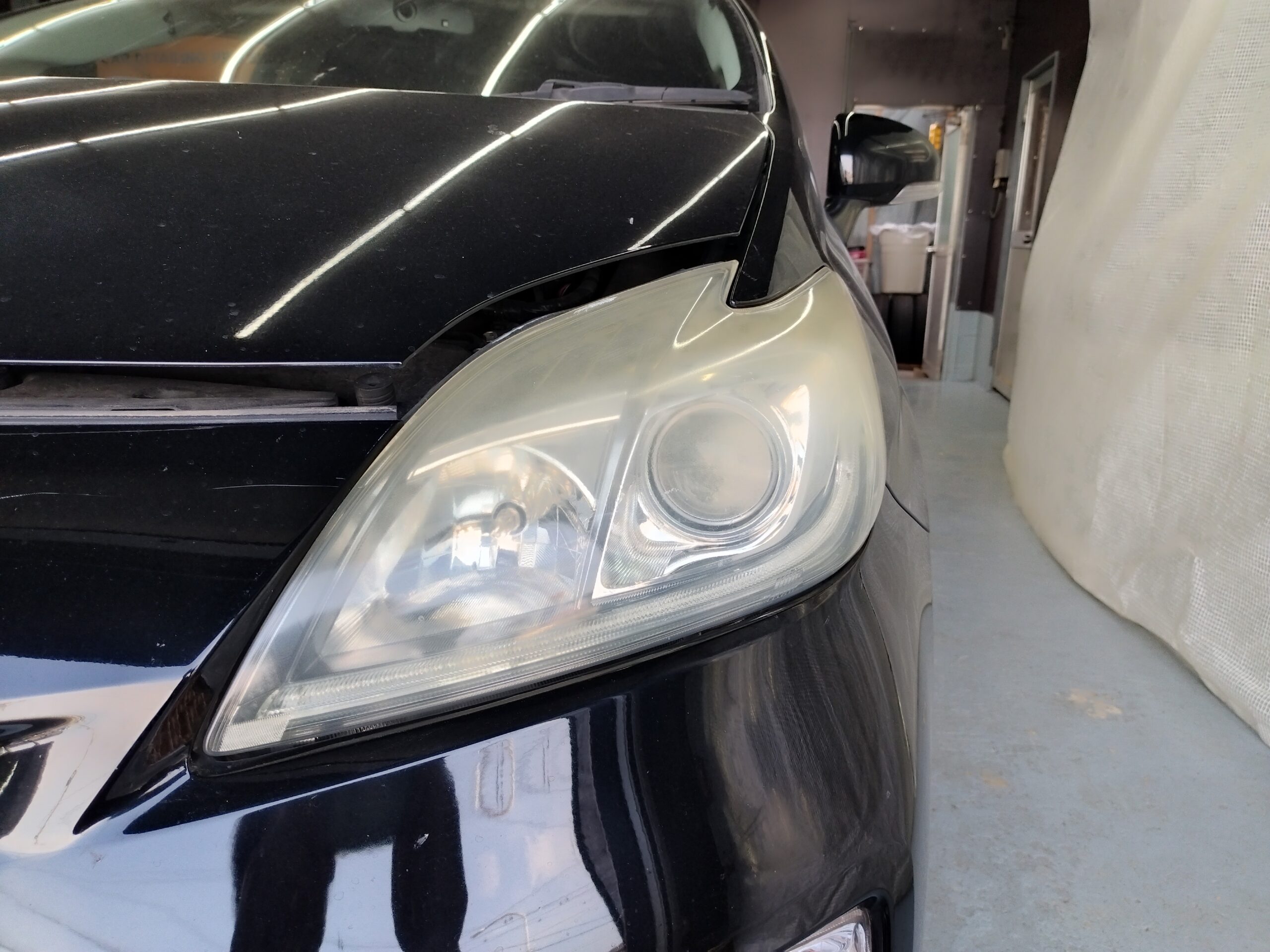 prius‐headlight-before‐polish